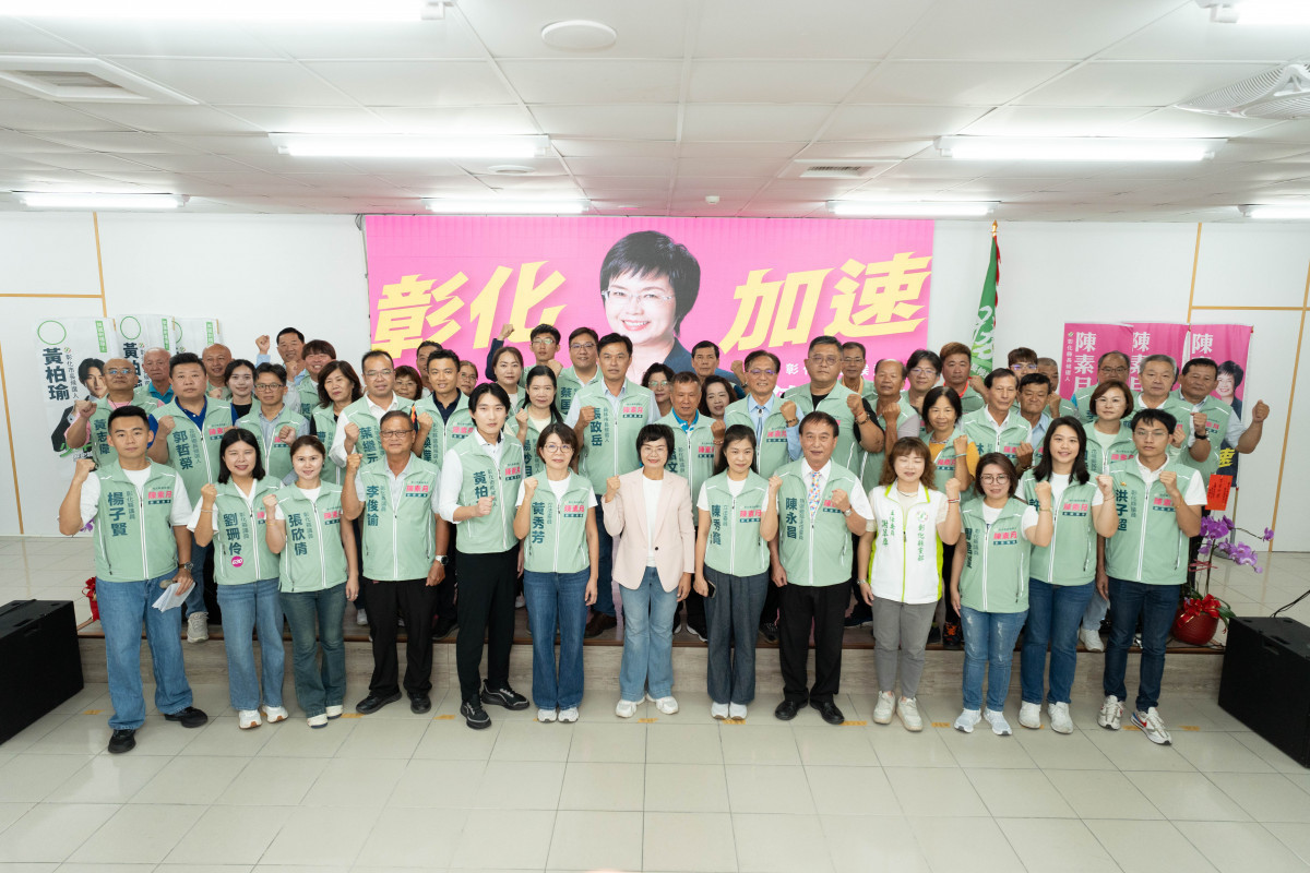 競選總部開箱打造親子閱讀角,陳素月六位縣議員發言人合體展現競選團隊新氣象。圖/陳素月提供