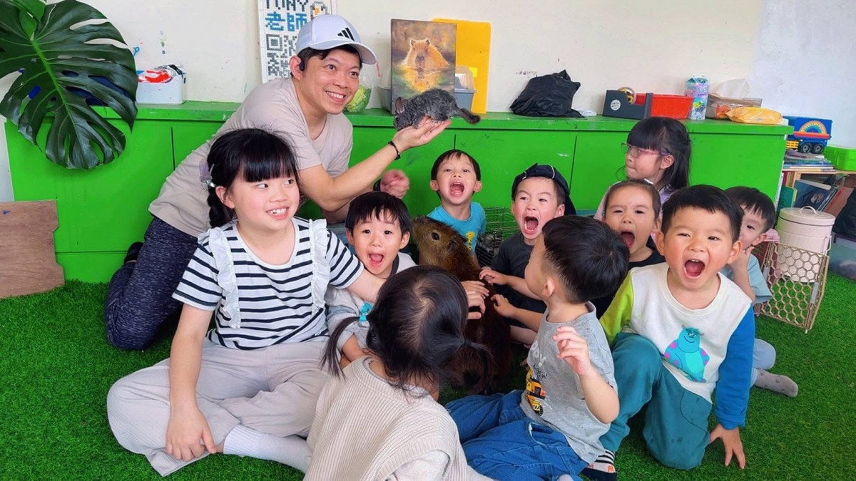 遠百竹北小小動物守護員活動,安排老鷹、水豚等八種動物與大小朋友近距離互動。