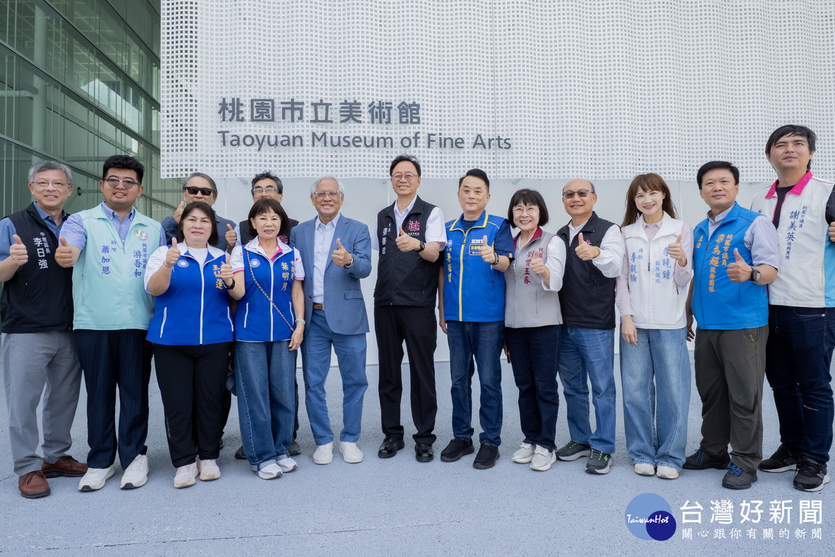 桃園市長張善政視察「桃園市立美術館新建工程-人行連通空橋工程竣工」時大合照。<br />