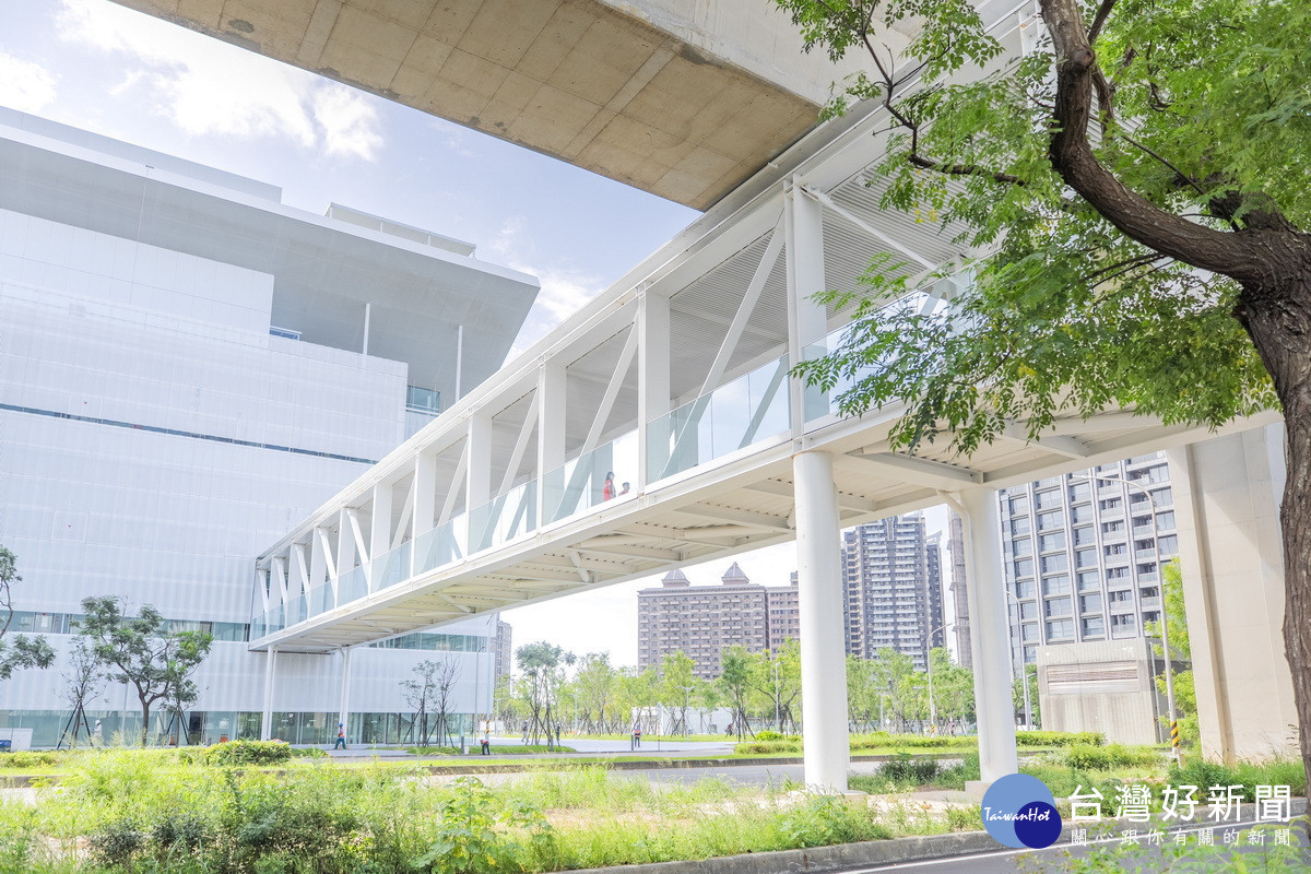 「桃園市立美術館新建工程-人行連通空橋」工程竣工。