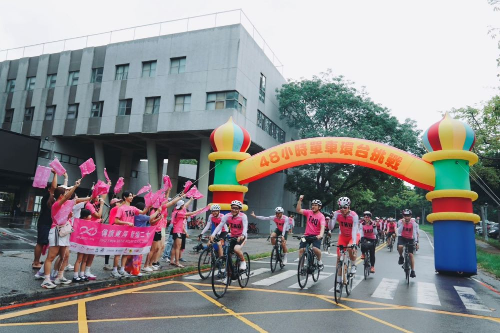 東海大學 EMBA 26 位校友選手歷時 47 小時 19 分鐘,以兩天順利完成 1055 公里的環台壯舉。(圖/東海大學)