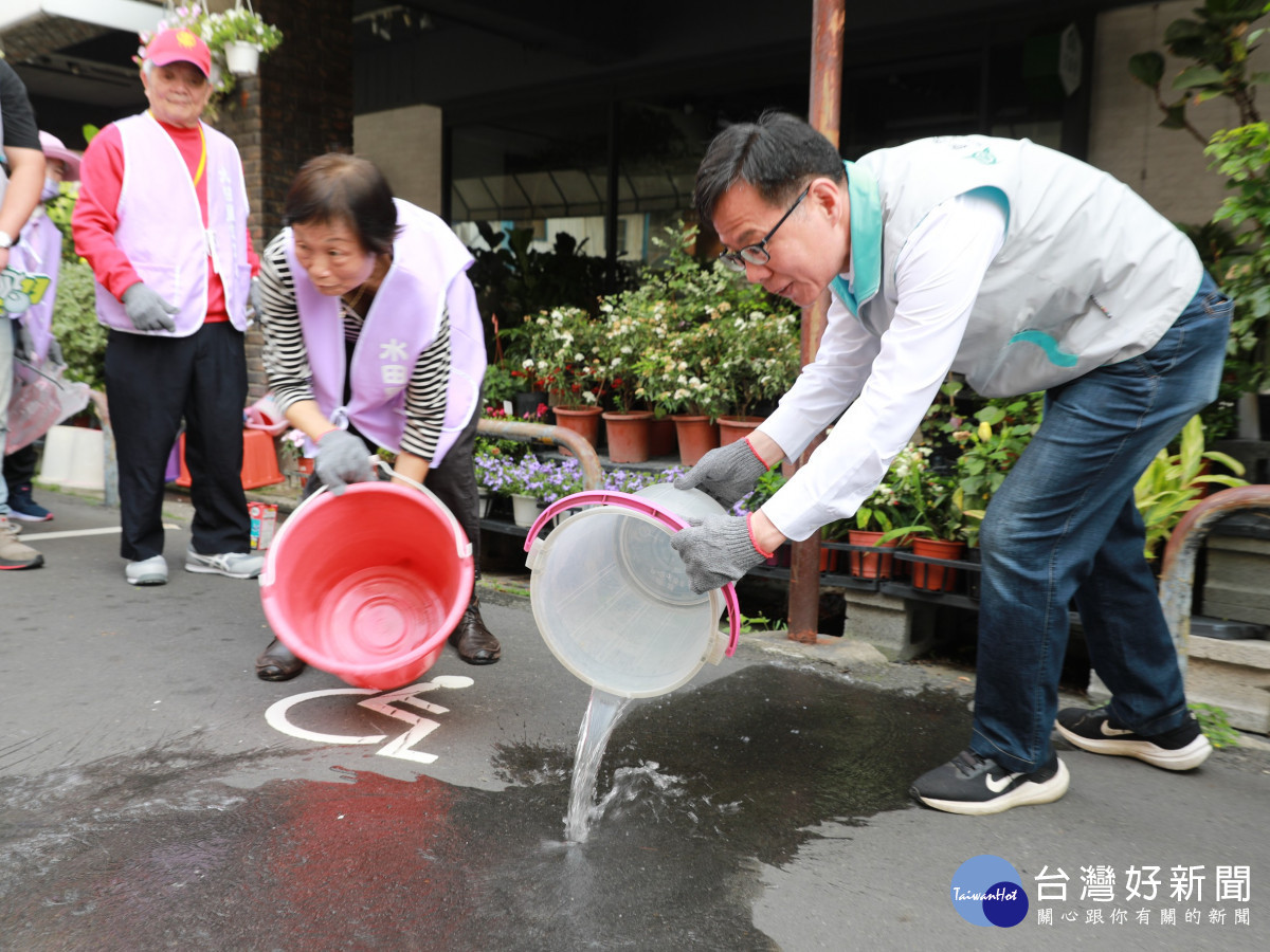 里長示範清除積水容器。