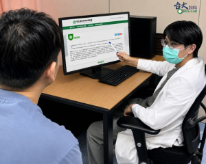 陳麒心醫師向病人說明登革熱症狀及重症警訊，提醒民眾提高警覺，出現疑似症狀應及早就醫。