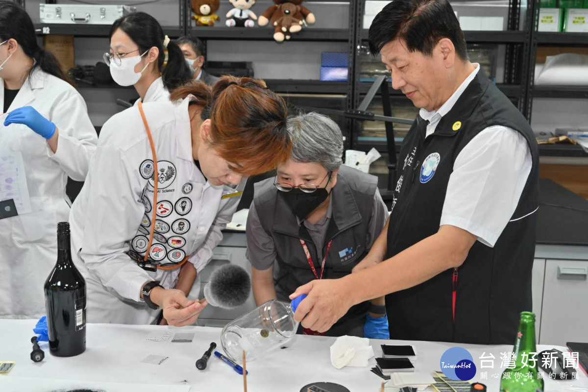 新加坡國立大學鑑識學程參訪團,至桃園市警局刑事鑑識中心進行深度參訪交流。