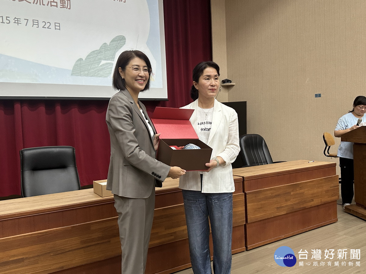 兩縣互贈紀念品。（記者扶小萍攝）