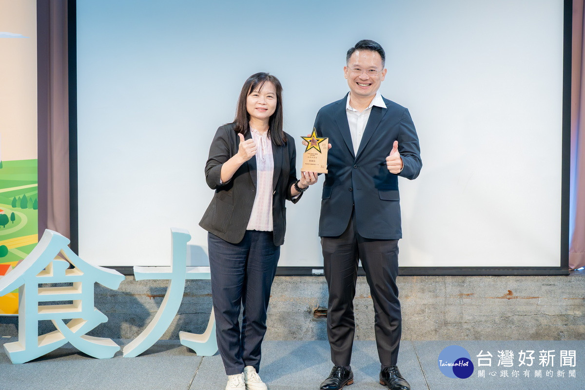 桃園市蟬聯獲選食育力五星級城市，副市長蘇俊賓表領獎。<br />
