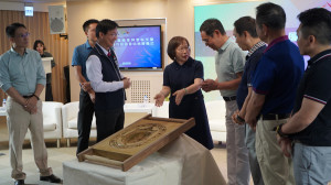 大洋洲客屬總會代表團對於大型新丁粄「粄印」充滿驚喜