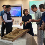 大洋洲客屬總會代表團對於大型新丁粄「粄印」充滿驚喜