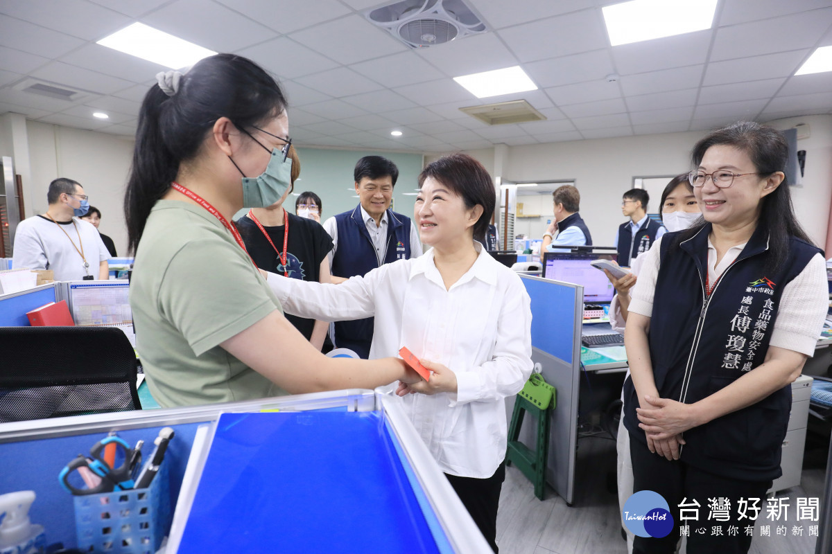 堅持「寧嚴勿鬆」守護供膳安全　盧秀燕親慰勉食安處第一線同仁
