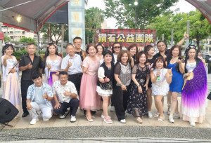 嘉義「鑽石公益團隊」透過歌舞演出傳遞正能量，散播歡樂更溫暖人心。（圖／記者陳致愷攝影）