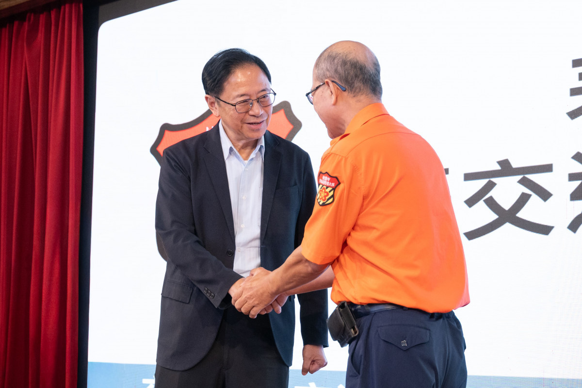 張市長與貴賓合影。<br />
<br />