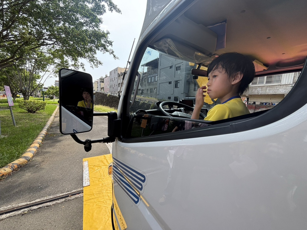 學童親身體驗一場充滿感官震撼的「大型車視野死角」。