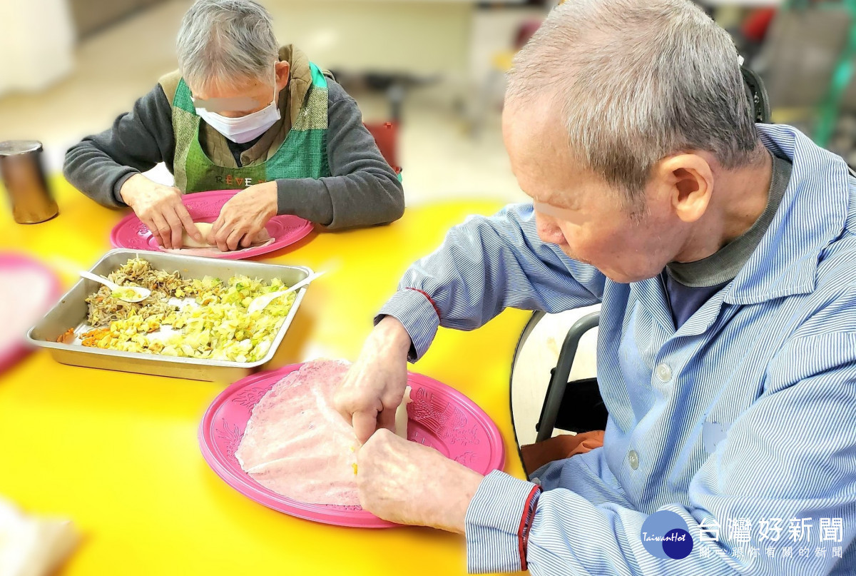 長輩開心體驗晶瑩五彩春捲製作,在動手包捲過程中享受飲食樂趣與成就感