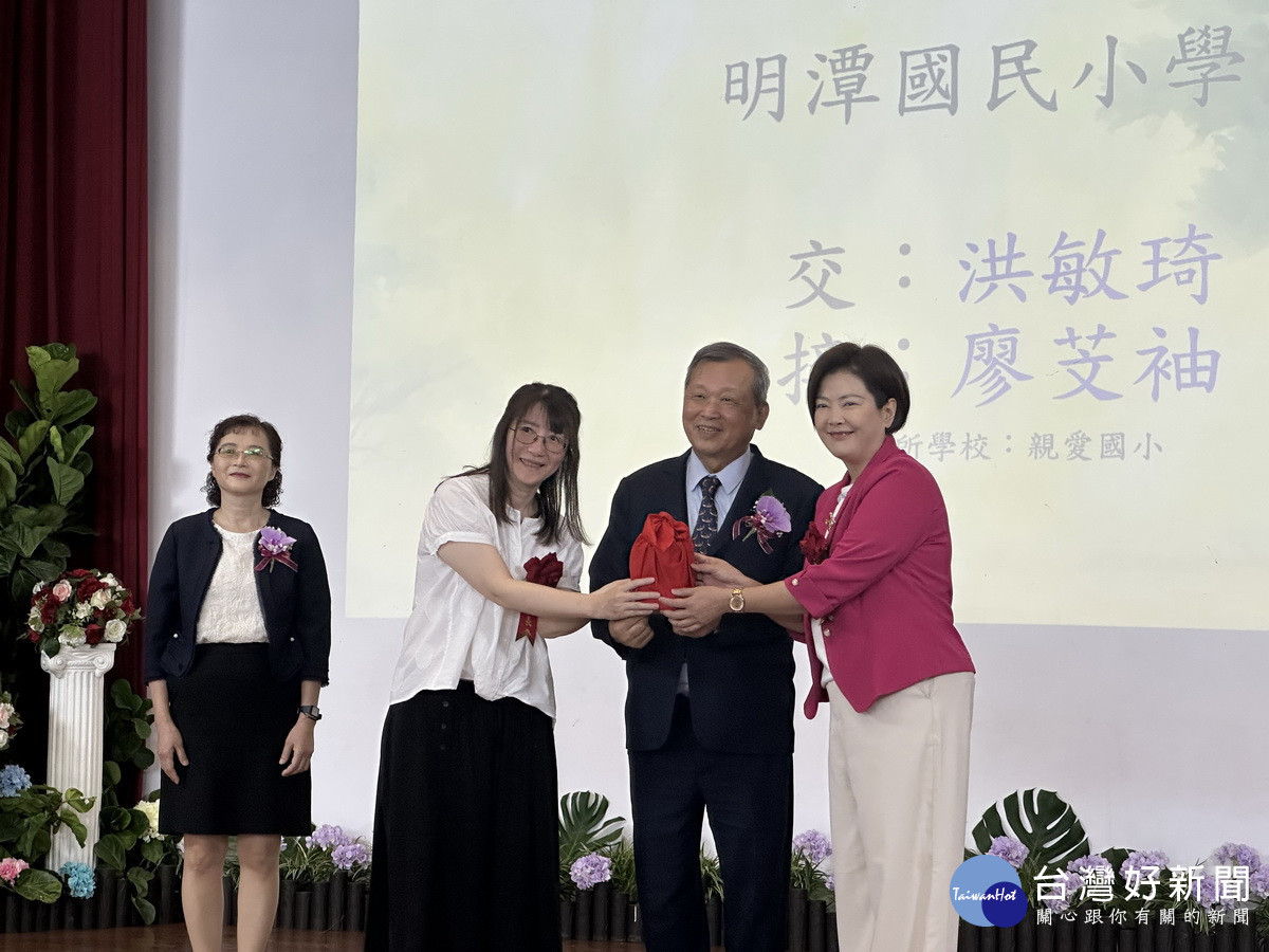 王副縣長主持布達與交接。(記者扶小萍攝)