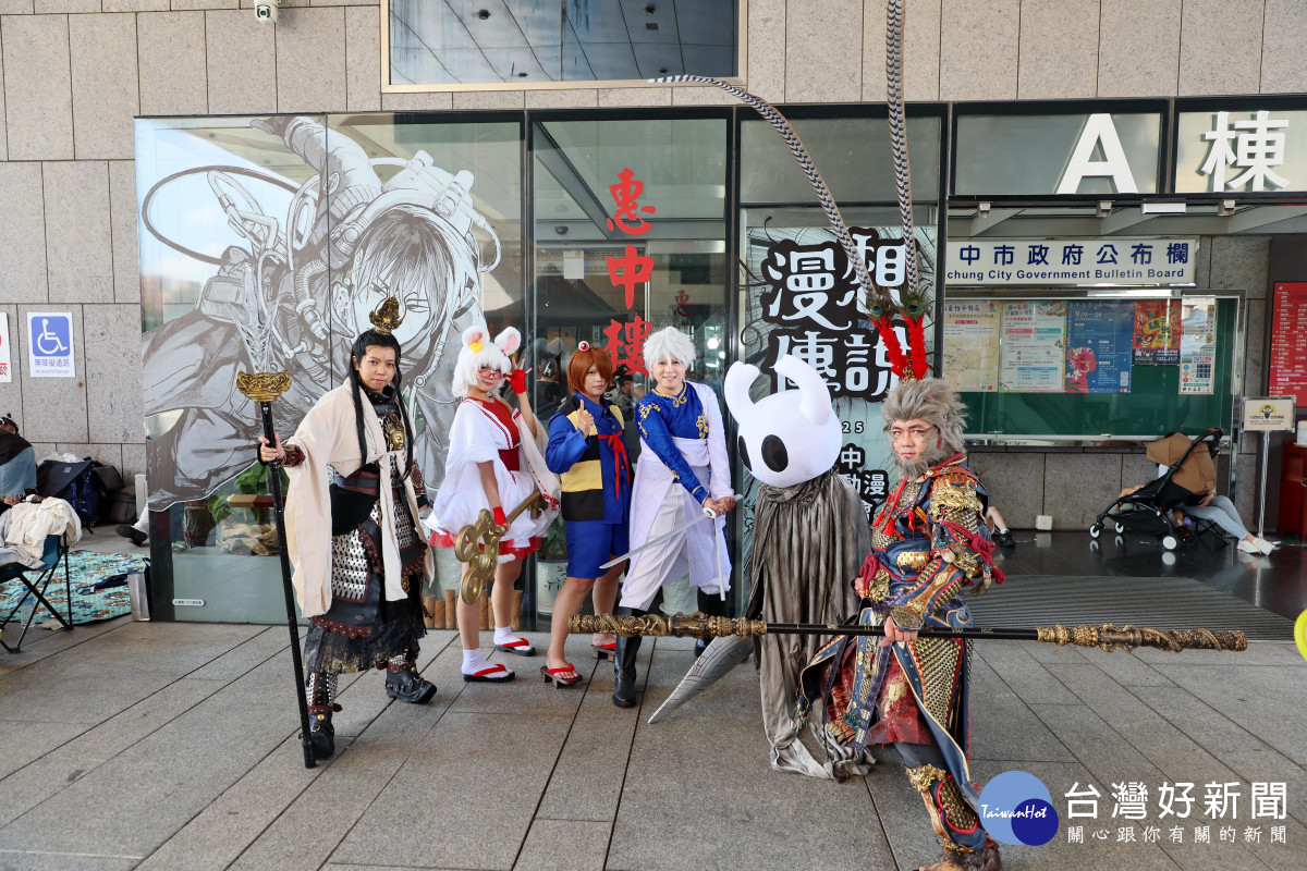「台中國際動漫博覽會」展場內隨處可見 Coser 專業展現角色風采,吸引漫迷爭相合影