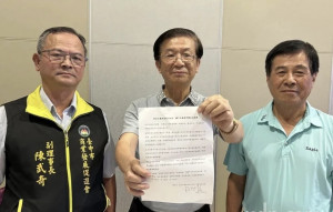 中市商業發展促進會理事長楊澄源（中）發表聲明。