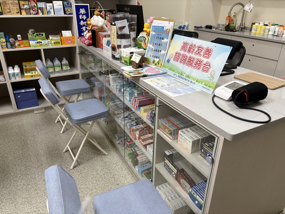 藥局或超商一點友善的改善服務就可讓長輩更自在。(衛生局提供)