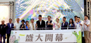 桃園市長張善政（右七）與曼谷國際植物展創辦人Sappasiri Chaovanich（左七）一同為2026亞洲植物博覽會揭幕。