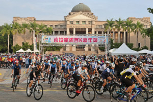 南投旅遊百K自行車小鎮漫遊清晨出發。（縣府提供）