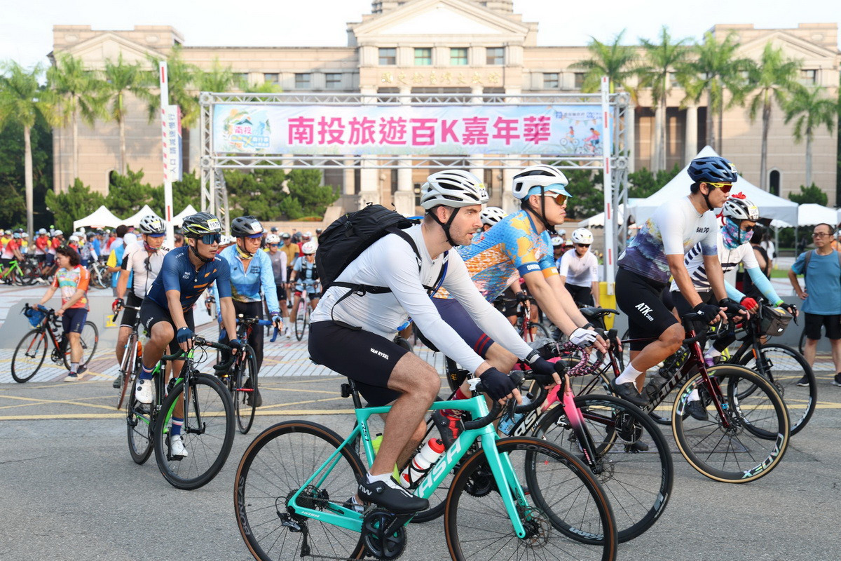 南投旅遊百K自行車小鎮漫遊清晨出發。(縣府提供)<br />
<br />