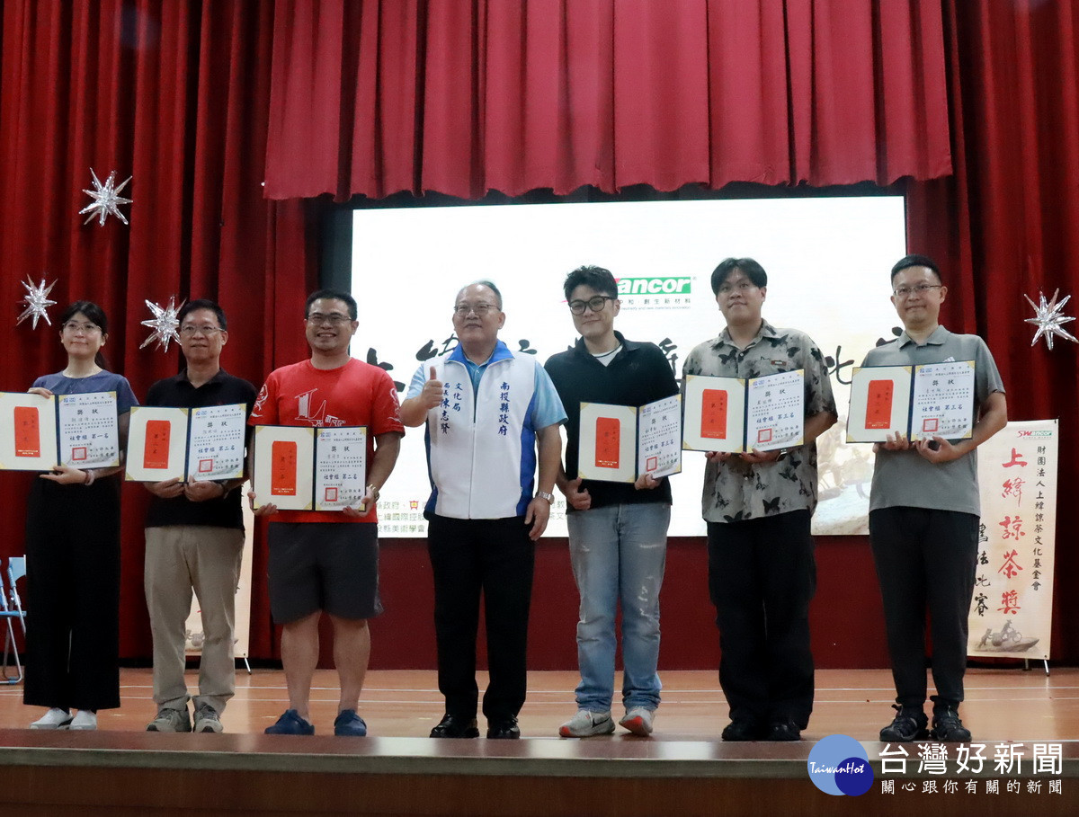 文化局長陳志賢為社會組頒獎。(記者扶小萍攝)