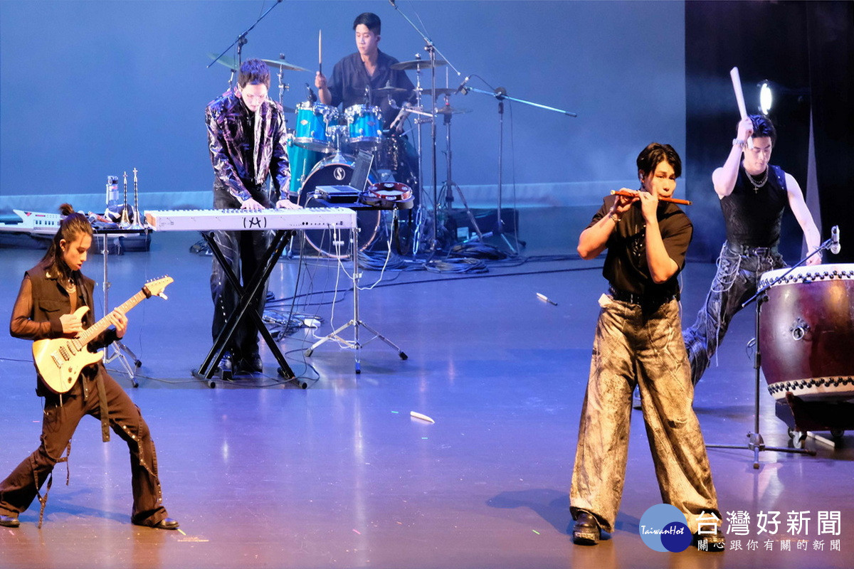 Cross Metal手合鐵鼓樂團行前演出。<br />