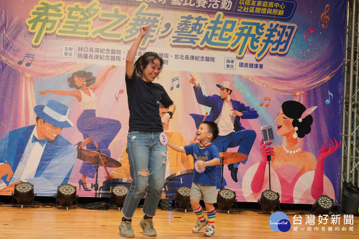 乳癌病友曉文(左一)走過辛苦治療,與家人舞出嶄新人生