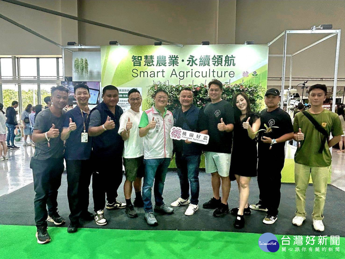 農業局長陳冠義與「桃園好農」合影。