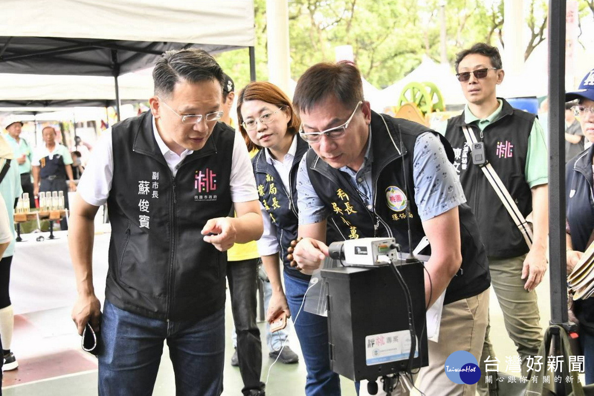 桃園市副市長蘇俊賓查看環保局所推動的「自主檢核表」制度。<br />