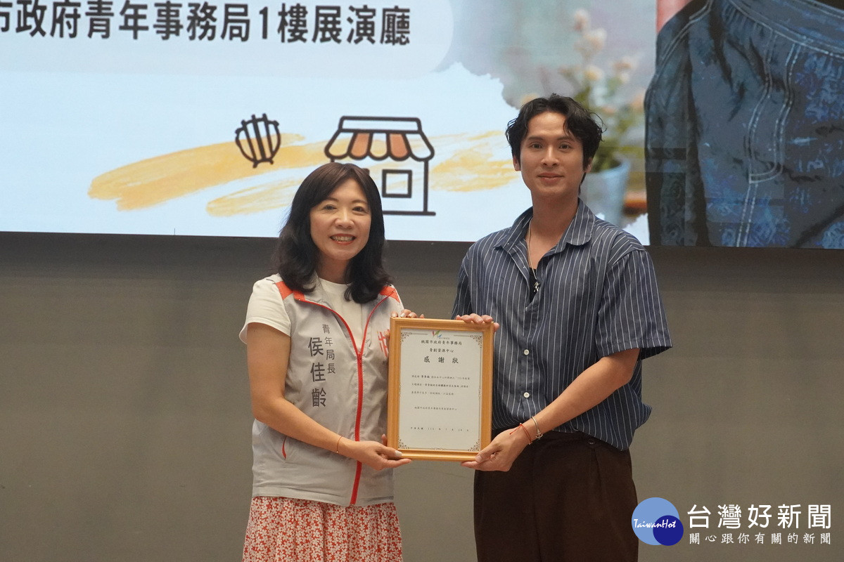 桃市府青年局長侯佳齡頒發感謝狀予拿拿摳。<br />