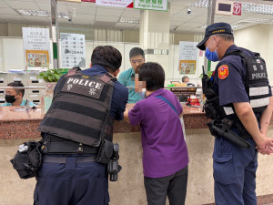 郵局行員機警察覺有異，立即通報警方到場協助，成功攔阻匯款。