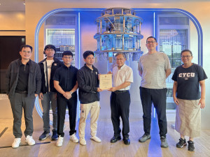 菲律賓T.I.P.教師（左起）與中原大學教授張慶瑞（右三）、陳志宇（右二）及查怡（右一）合影，並頒發感謝狀。