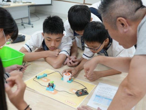 營隊導入LIS情境科學教材與台灣應用材料公司共同研發的「半導體IC積木」。