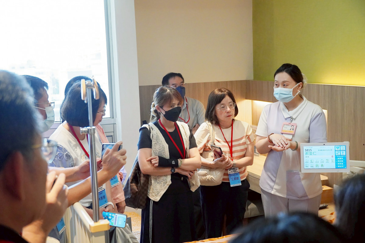 實地參訪安排活動貴賓前往智慧病房進行跨院交流進行