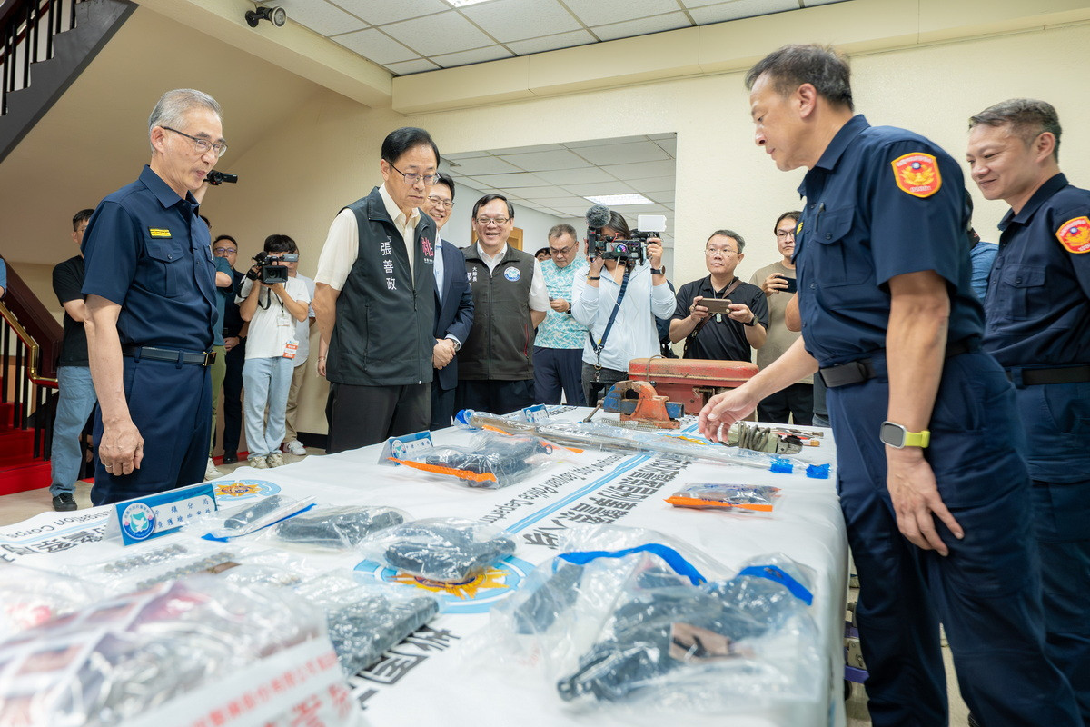 桃園市長張善政視察「桃園市政府警察局雷霆除暴專案」成果。<br />
