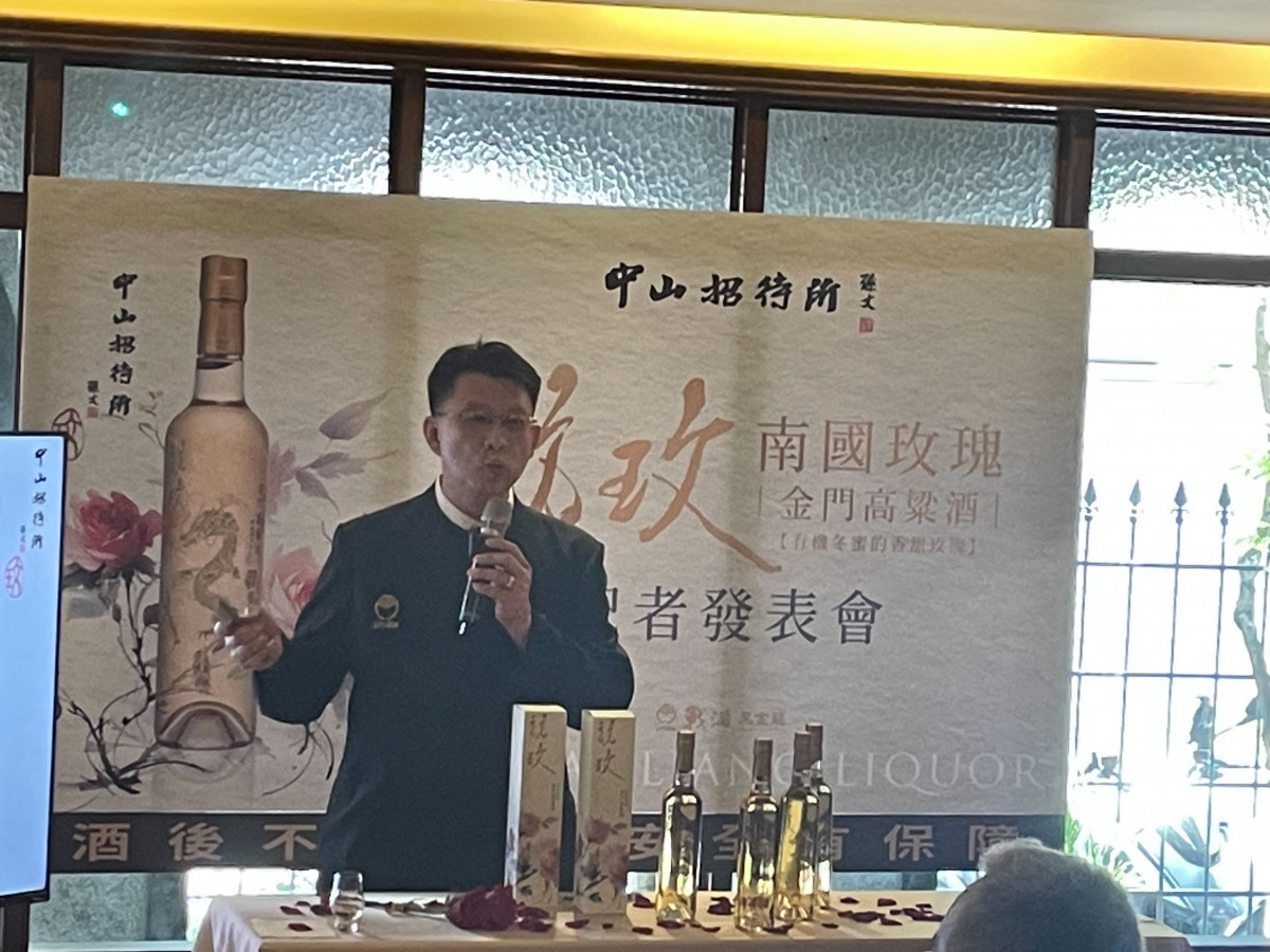 金門酒廠首席品酒師呂宜儒說明製作過程。