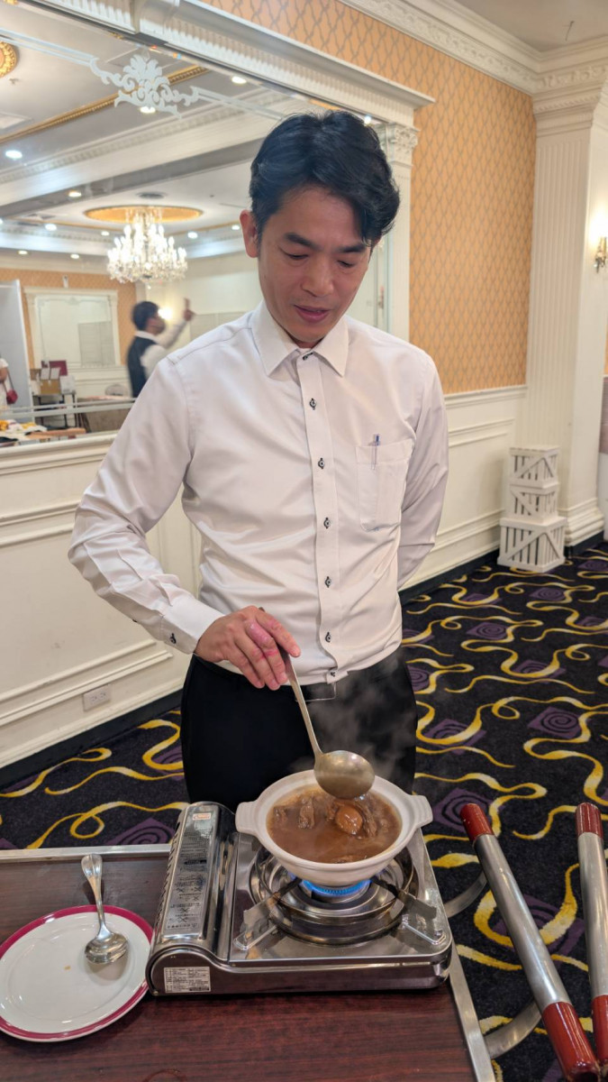 「原隻吉品鮑」菜色以桌邊服務呈現。
