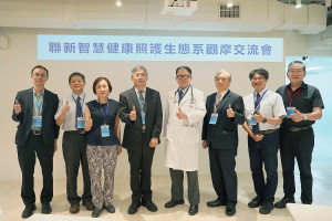 左到右依序深耕計畫專案辦公室陳冠毓副執行長、吳清平名譽院長、蔡淳娟副院長、深耕計畫專案辦公室洪文俊執行長、謝國洲執行院長、南桃園社區醫療群林浩健總召、蔡義昌策略長、員榮醫院徐偉光副院長