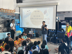 副分局長陳龍文率同分局偵查隊進行識詐、反詐騙宣導。