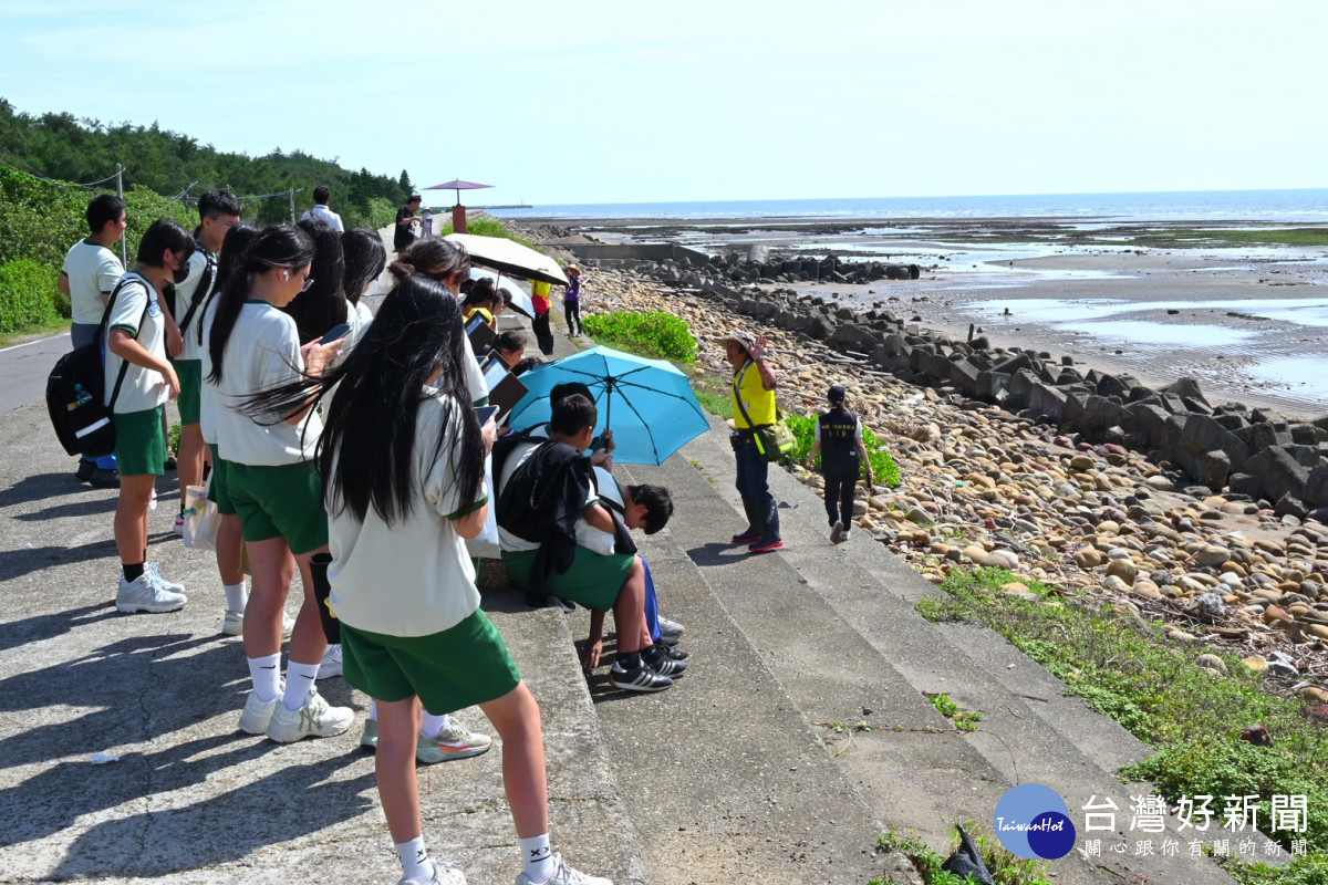 活動邀請專業導覽員帶領學員走訪紅樹林木棧道及觀新藻礁保護區。