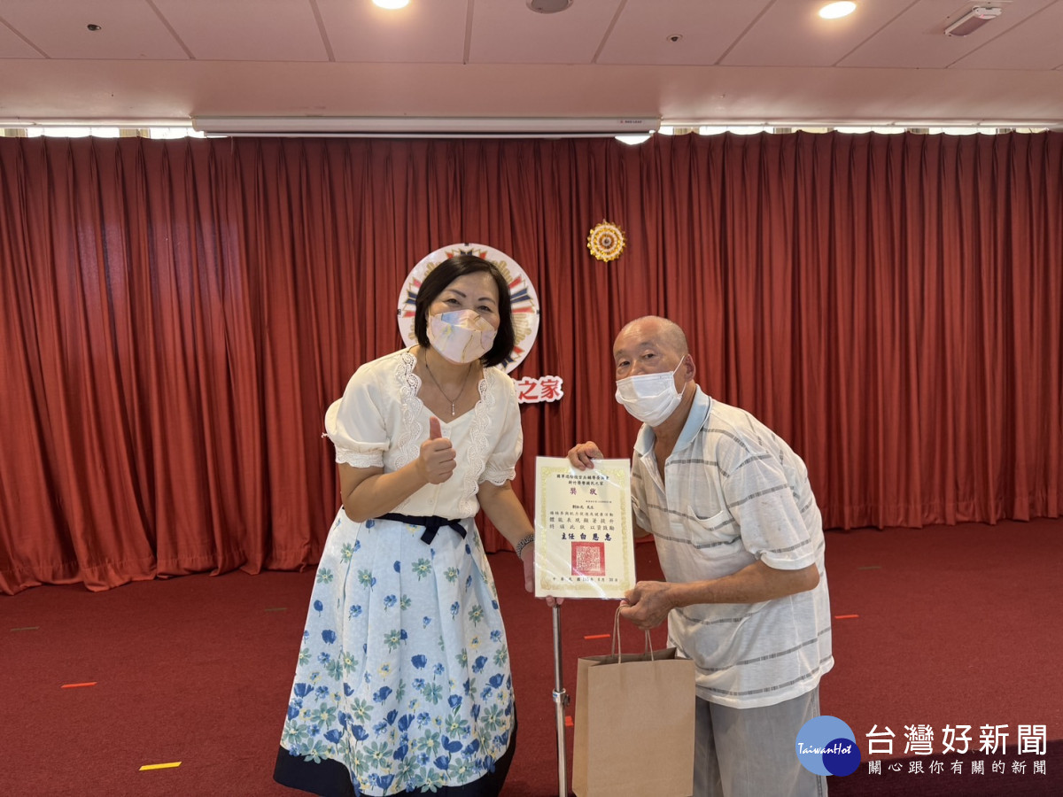 劉松光伯伯肌力明顯提升，獲新竹榮家主任白恩惠親自頒贈營養品與進步獎。