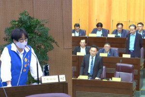 國民黨籍市議員黃婉如提案要求社會局重新檢視現行敬老愛心卡之點數使用範圍與使用期限。