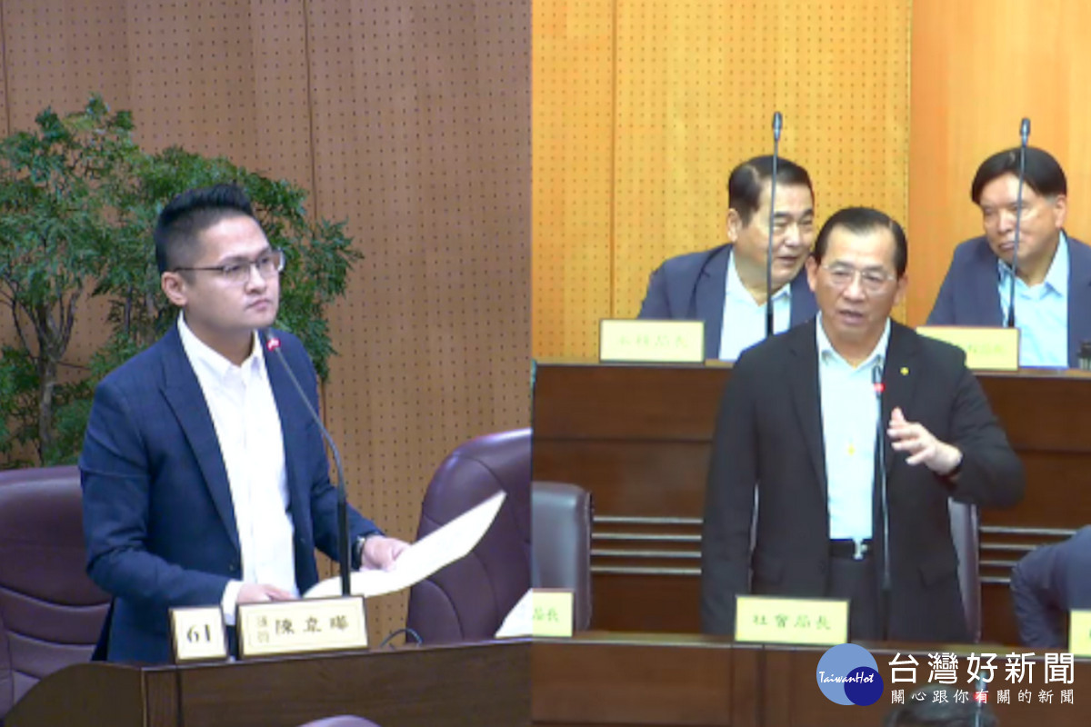 國民黨議員陳韋曄建議結合超商物流與農會系統，讓偏鄉長輩能透過敬老卡訂購農特產品並就近取貨。<br />
