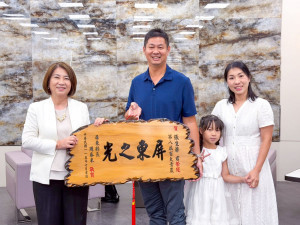 屏東8位青農獲第八屆百大青農殊榮　周春米頒匾表揚祝賀