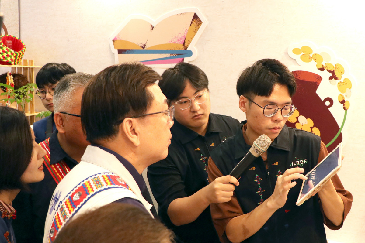 圖說：新北市副市長劉和然體驗族語AI成果網站