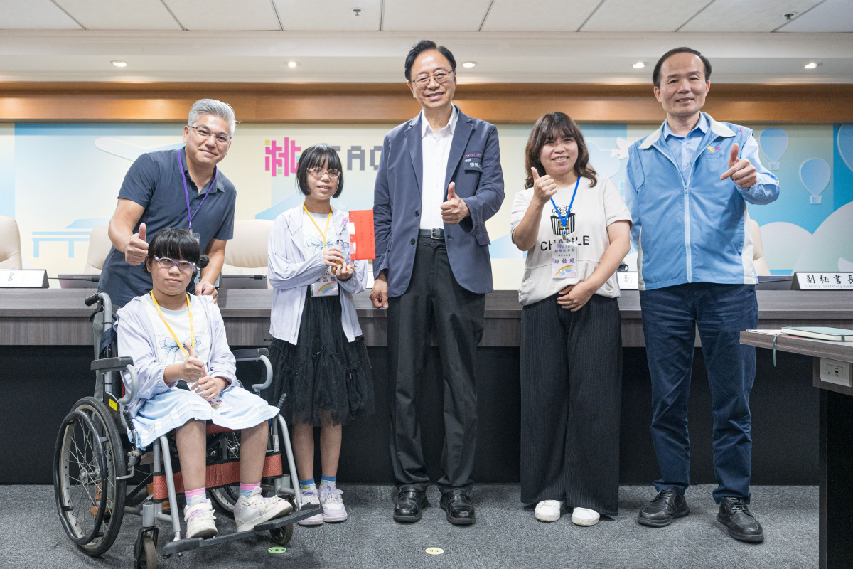 陳同學以實際行動證明先天條件無法限制一個人的可能。<br />
<br />
