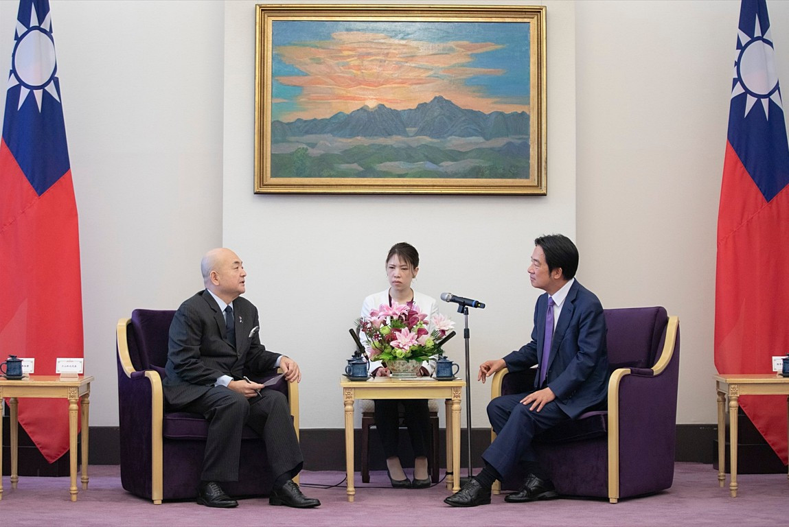 2023年12月13日，時任副總統賴清德（右）接見日本台灣交流協會台北事務所代表片山和之（左）。圖／資料照片，圖源：總統府Flickr）