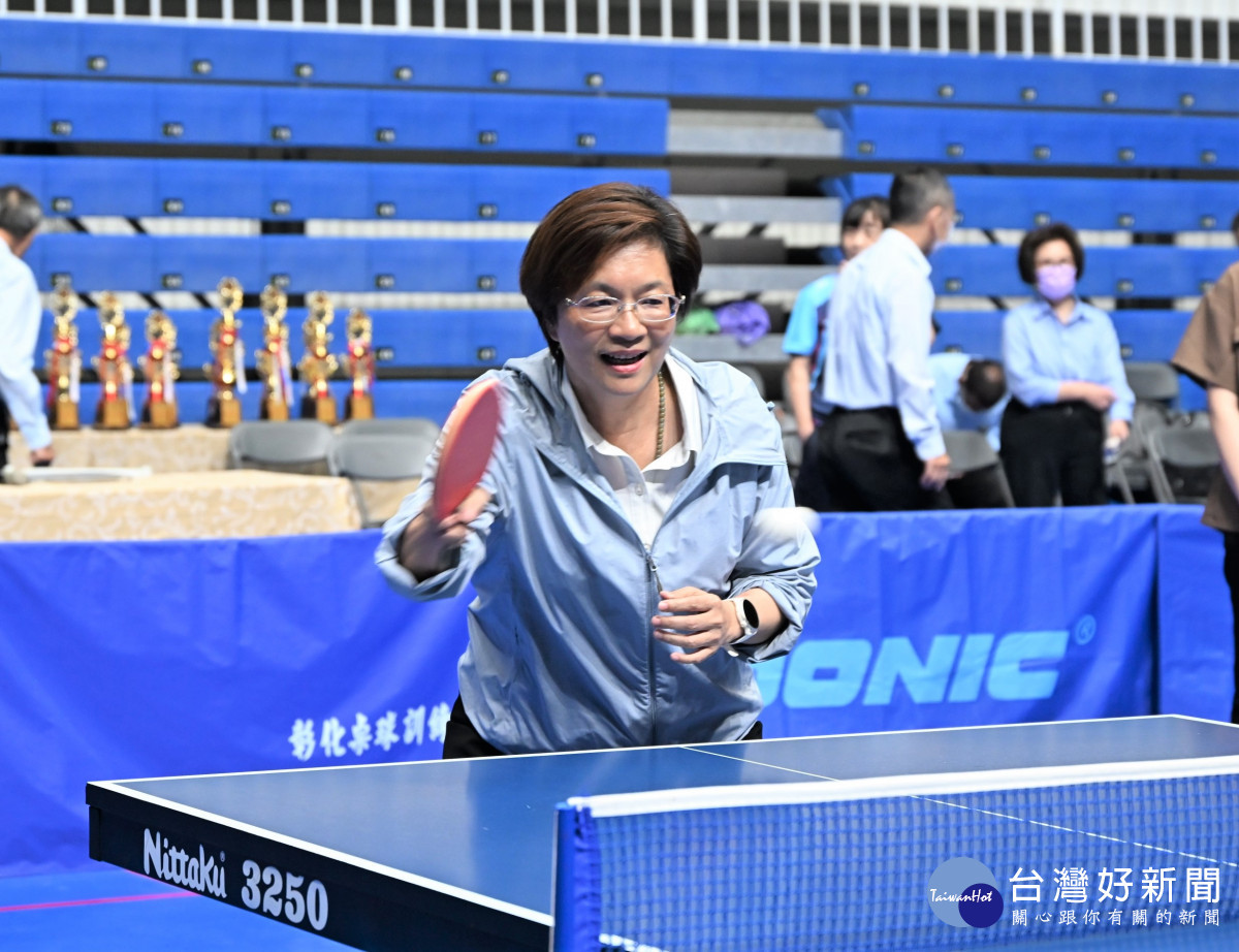 46隊、600多名公務員揮拍競技,彰化縣長盃桌球賽熱血開打,係長王惠美開球。圖/彰化縣政府提供