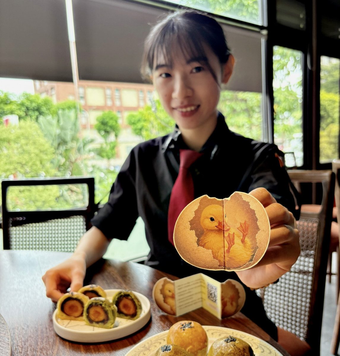 膳馨餐飲集團今年以「先有鴨,還是先有蛋?」為主題,推出中秋蛋黃酥禮盒,禮盒中藏入「米其林招牌菜兌換券」。