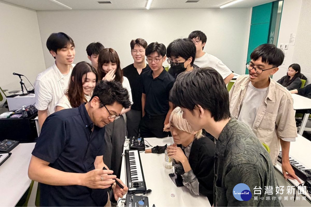 洗足音樂大學上倉老師展示兩校共同開發的校園導覽遊戲APP。